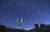 전영범 한국천문연구원 책임연구원이 별빛이 쏟아지는 보현산천문대 1.8m 반사망원경 돔 앞에서 별 사진을 찍고 있다. 임현동 기자