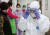 16일 오후 대전 유성구에 위치한 요양병원에서 의료진이 검사를 하기 위해 준비하고 있다. 뉴스1