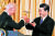2012년 2월 당시 미국을 방문한 시진핑 부주석이 조 바이든 부통령과 축배를 들고 있다. 당시 함께 경제적 번영을 누리자고 했던 이들은 두 강대국의 1인자로서 숙명의 경쟁을 벌이게 됐다. [로이터=연합뉴스]