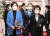 유은혜 부총리 겸 교육부 장관과 김현미 국토부 장관이 17일 정부서울청사에서 열린 국무회의에 참석하고 있다. 연합뉴스