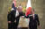 스가 요시히데 일본 총리(오른쪽)와 스콧 모리슨 호주 총리가 지난 17일 도쿄의 총리관저에서 팔꿈치로 인사를 나누고 있다. [AP=연합뉴스]
