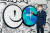 18일 브랜드 런칭 행사에서 '에너지플러스'로고에 스프레이를 뿌리고 있는 허세홍 GS칼텍스 대표. 사진 GS칼텍스