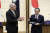 스가 요시히데(오른쪽) 일본 총리가 지난 17일 총리 관저에서 스콧 모리슨 호주 총리와 공동기자회견을 한 뒤, 모리슨 총리로부터 2000년 시드니 올림픽 메달을 건네받고 있다. [AP=연합뉴스]