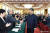 중국은 이데올로기 선전 업무를 특히 중시한다. 사진은 시진핑 중국 국가주석이 지난 2019년 3월 사상정치과 좌담회에 참석한 인사들과 인사를 나누는 모습. [중국 신화망 캡처]