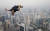 지난 2013년 9월 27일 뱅스 르페가 말레이시아의 랜드 마크인 쿠알라 룸푸르 타워의 300미터 오픈 데크에서 뛰어내리는 모습. AP=연합뉴스