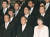 스가 요시히데(菅義偉) 일본 총리(앞쪽 가운데)가 지난 9월16일 오후 도쿄 지요다(千代田)구 규덴(宮殿)에서 나루히토(德仁) 일왕으로부터 임명장을 받은 뒤 다른 각료들과 함께 기념사진을 찍고 있다. [연합뉴스]