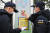 13일 오전 경기도 안산시의 한 방범용 CCTV에서 안산단원경찰서 경찰관들이 비상벨을 점검하고 있다. 연합뉴스