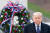 도널드 트럼프 미국 대통령이 11일(현지시간) 주요 언론에서 대선 패배를 보도한 후 나흘 만에 첫 공식 일정으로 알링턴 국립묘지를 찾아 무명용사 묘역에 참배하고 헌화했다. [EPA] 