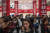 지난 11일 솽스이 행사 당일 징둥 닷컴 본사 직원들이 회사에서 사진 촬영에 앞서 대기하고 있는 모습. [EPA=연합뉴스]