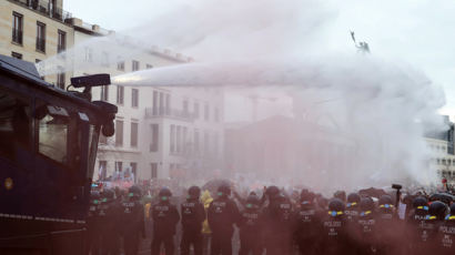 독일 베를린서 코로나 통제반대 대규모 집회 열려…경찰 ‘물대포’ 대응