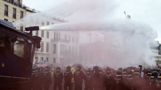 독일 베를린서 코로나 통제반대 대규모 집회 열려…경찰 ‘물대포’ 대응