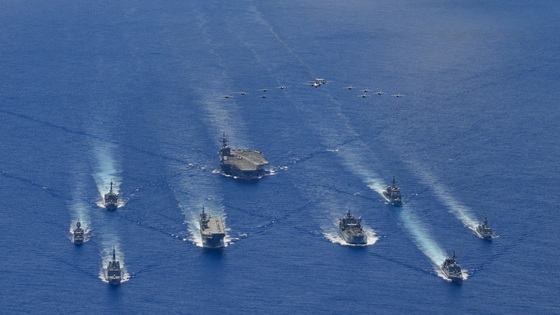 지난 7월 21일(현지시간) 필리핀해에서 벌어진 미국-호주-일본의 연합 해상 훈련. [사진 미 해군]