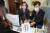 국민의힘 하태경(오른쪽), 박수영 의원이 20일 국회 의안과에 국민의힘 부산지역 국회의원 15인이 공동발의한 '부산가덕도신공항 특별법'을 제출하고 있다.  연합뉴스