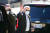 조 바이든 미국 대통령 당선인이 18일 보건의료 종사자들과 온라인 회의를 열기 위해 델라웨어주 윌밍턴의 한 극장에 들어서면서 인사하고 있다. 연합뉴스