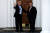 지난 2016년 11월 20일 당시 대통령 당선인이었던 도널드 트럼프 대통령(왼쪽)과 크리스 크리스티 전 뉴저지 주지사가 미국뉴저지주 배드민스터 ‘트럼프 내셔널 골프 클럽’에 도착한 모습. 로이터 연합뉴스