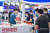 8월 26일 중국 장쑤성 난징에서 열린 2020 세계반도체대회(WSCE)에서 중국 반도체 회사 룽신중커 부스를 고객들이 살펴보고 있다.[WSCE 캡처] 