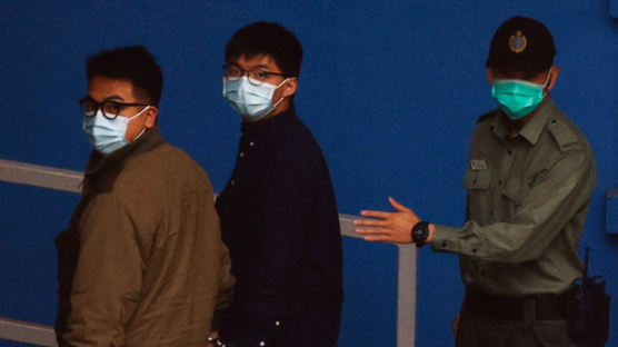 홍콩 '우산혁명' 주역 조슈아 웡·아그네스 차우 법정 구금