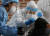 지난 20일 강원 춘천시 한 초등학교에 마련된 임시 선별진료소에서 어린이들이 신종 코로나바이러스 감염증(코로나19) 검사를 받고 있다. 연합뉴스