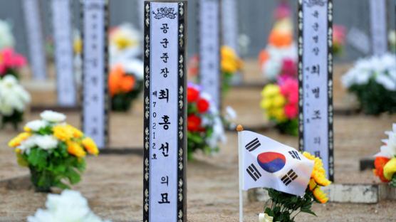 장군 묘역 꽉 찬 대전현충원…"납골당 시대 열린다"