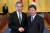 2019년 11월 일본을 방문한 왕이 중국 외교부장(왼쪽)이 모테기 도시미쓰 일본 외무상과 악수하고 있다. [AP=연합뉴스]