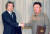 2002년 9월 17일 고이즈미 준이치로(왼쪽) 당시 일본 총리와 김정일 북한 국방위원장이 평양 백화원에서 북일평양선언에 서명한 후 악수를 하고 있다. [연합뉴스]