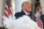 도널드 트럼프 미국 대통령은 24일(현지시간) 백악관에서 칠면조를 사면하는 행사에 참석했다. [로이터=연합뉴스]
