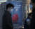 25일 오전 서울도서관 외벽에 천만 시민 긴급 멈춤 기간을 알리는 대형 현수막이 설치되고 있다. 연합뉴스