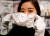 25일 일봍 도쿄의 한 콕스 매장에서 직원이 100만엔(약 1060만원)짜리 마스크를 선보이고 있다. 로이터통신=연합뉴스