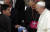 지난 2014년 프란치스코 교황(오른쪽)을 알현하는 마라도나. [AP=연합뉴스]