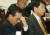 2004년 10월 12일 열린 국회 정무위의 국정감사에서 '카드대란' 관련 증인으로 출석한 이정재 전 금융감독원장(좌),이동걸 전 금융감독위 부위원장이 의원들의 질의를 듣고 있다. 중앙포토