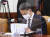 박능후 보건복지부 장관이 27일 정부서울청사에서 열린 사회관계장관회의에서 자료를 보고 있다. 연합뉴스