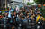아르헨티나 부에노스아이레스에서 경찰이 추모 행렬을 가로막고 있다. 로이터=연합뉴스