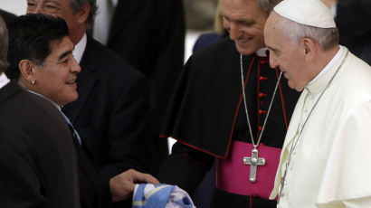 교황, 마라도나 유족에 애도 서한·묵주 전달했다
