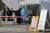 27일 서울 강서구청에 마련된 선별진료소에서 시민들이 코로나19 검사를 받기 위해 줄을 서 있다. 연합뉴스