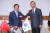 박병석 국회의장(왼쪽)이 27일 국회 사랑재에서 예방한 왕이 중국 외교부장과 기념촬영하고 있다. 연합뉴스
