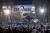 마라도나를 함께 추모하기 위해 경기장 앞에 모인 나폴리 축구팬들. EPA=연합뉴스