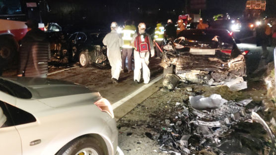 "버스가 車 덮쳐" 중부고속道 8중 연쇄추돌…1명 사망·6명 부상
