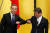24일 회담한 중국 왕이 외교부장(왼쪽)과 모테기 도시미쓰 일본 외무상이 팔꿈치를 부딪하며 인사를 하고 있다. [로이터=연합뉴스]