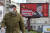 중국의 코로나19 의료진이 파견된 세르비아 베오그라드에 지난 4월 시진핑 중국 국가주석의 사진과 함께 ‘시 형제 감사합니다’ 문구를 쓴 전광판이 보인다. [로이터=연합뉴스]
