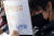 16일 서울 양천경찰서 앞에서 대한아동학대방지협회 주최로 진행된 '16개월 입양 아동 학대 사망 사건 관련 항의 기자회견'에 참석한 한 회원이 눈물을 훔치고 있다. 뉴시스