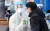 583명의 신종 코로나바이러스 감염증(코로나19) 확진자가 발생한 26일 오후 서울 동작구청 주차장에 마련된 코로나19 선별진료소에서 시민들이 검사를 받고 있다. 뉴시스