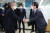 김종인 국민의힘 비상대책위원장(왼쪽)이 지난 16일 서울 여의도에 있는 유승민 전 의원의 사무실 '희망22' 개소식에 참석해 유 전 의원과 악수하고 있다. 오종택 기자