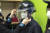 경찰 제복 착용실에서 전의경 기동대원들이 쓰는 방석모를 착용해 본 안강 학생기자. 