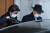 사자명예훼손 혐의로 재판을 받는 전두환 전 대통령과 부인 이순자씨가 30일 오전 광주지법에서 열리는 1심 선고공판에 출석하기 위해 서울 연희동 자택을 나서고 있다. 뉴스1