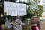 11월 19일 뉴욕 시청 앞에서 "술집을 닫아라, 학교가 아니라", "학교는 필수"라고 쓰인 팻말을 든 학부모들이 시위를 벌이고 있다. [AFP=연합뉴스]