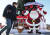 수원시 팔달구 화성행궁 광장에 크리스마스트리와 마스크를 착용한 산타 모형이 설치돼 있다. [연합뉴스]