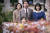 3년 전 ‘이웃사촌’ 촬영을 마친 뒤 미투 논란에 휩싸였던 배우 오달수(위 가운데)는 이번 개봉으로 스크린 복귀했다. [사진 리틀빅픽처스]