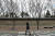 쌀쌀한 날씨를 보인 지난 29일 한 시민이 털모자를 쓴 채 서울 덕수궁 돌담길을 걷고 있다. 연합뉴스