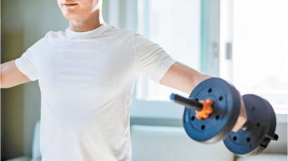 [건강한 가족] ‘홈트’로 어깨 근육 단련할 땐 운동기구 최대 중량의 60~80% 들도록