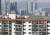 서울 강남구 삼성동에서 바라본 강남 재건축 아파트(앞쪽)와 뒤로 보이는 강북 아파트. 연합뉴스